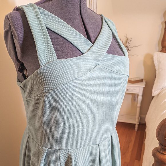 ~*NWT Torrid Sage Green Textured Crossfront Skater Dress - Size 2X - Picture 5 of 13
